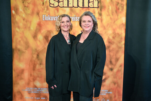 Pirjo Lonka ja Elina Knihtilä tähdittävät 100 litraa sahtia -komediaa.
