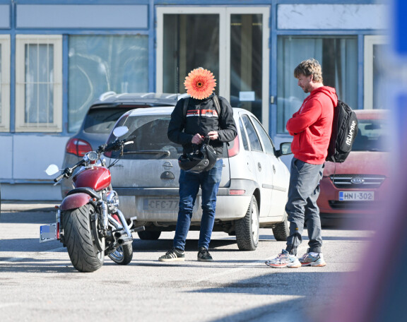 Motoristina tunnettu Samu katseli motskaria ihaillen.