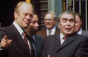 Elokuva-arvio: Dokumentti puisevasta huippukokouksesta on hulvattoman viihdyttävä