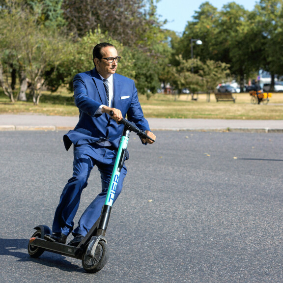 Pois alta risut ja männynkävyt! Täältä tulee Heikki, todellinen vauhtiveikko! Pois alta risut ja männynkävyt! Täältä tulee Heikki, todellinen vauhtiveikko!