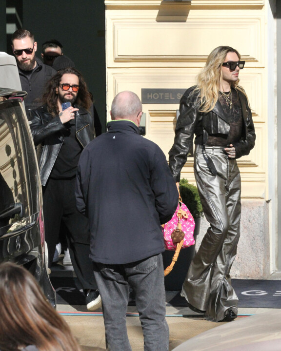 Paparazzi ikuisti Tomin ja Billin poistumassa St. Georgesta. Takana kävellyt Tom oli tuttuun tapaan melko arkisesti rock, kun Bill puolestaan oli sonnustautunut astetta näyttävämpiin kuteisiin.