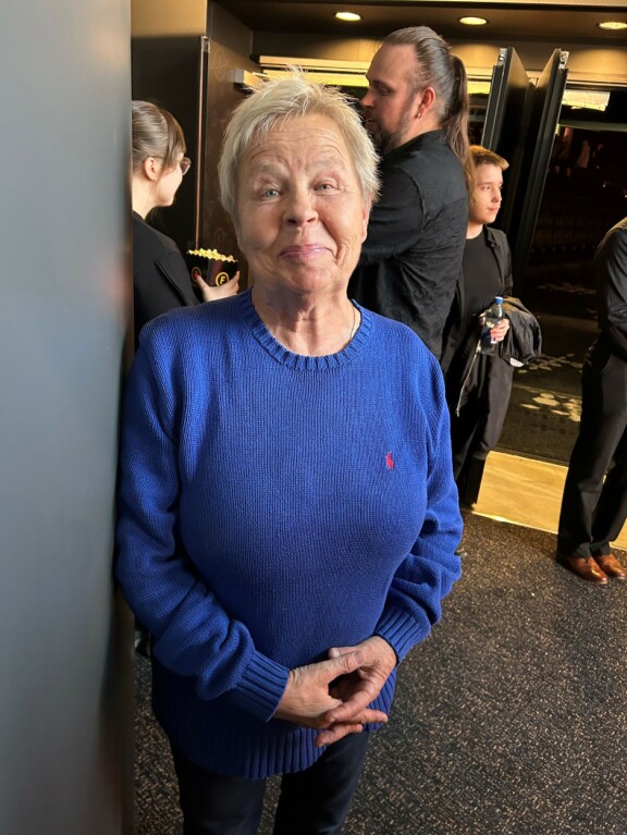 Seiskan reportteri äkkäsi Ulla Tapanisen, 69, salamahaastatteluun.