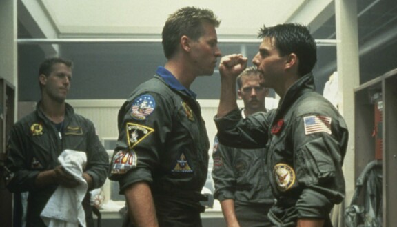 Val Kilmer ja Tom Cruise läpimurtorooleissaan elokuvassa Top Gun – lentäjistä parhaat (1986).