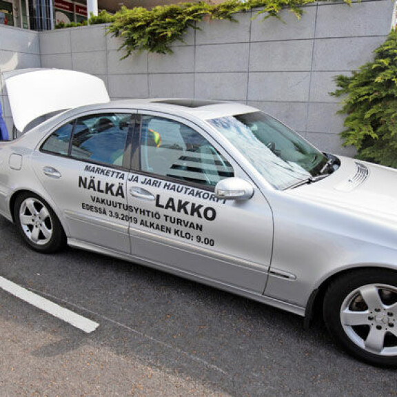Hautakorvet ovat teipanneet vanhan Mersunkin kylkiin tietoa mielenilmauksestaan. Lakon on tarkoitus alkaa 3.9. kello 9. Hautakorvet ovat teipanneet vanhan Mersunkin kylkiin tietoa mielenilmauksestaan. Lakon on tarkoitus alkaa 3.9. kello 9.
