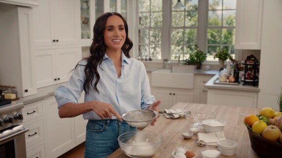 Meghan kokkailee sarjassa ja juttelee myös ystäviensä kanssa. Sarjaa ei kuvattu hänen ja prinssi Harryn kotona.