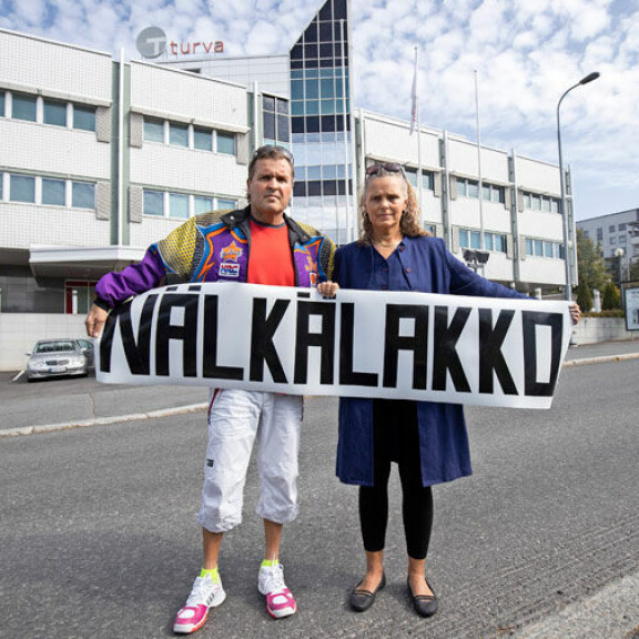 Jari ja Marketta Hautakorpi ovat taistelleet vakuutusyhtiöitä vastaan yli 25 vuotta. Nyt he aloittavat viimeisen epätoivoisen tempauksensa: nälkälakon Turvan edustalla Tampereella. Vakuutusyhtiöä ei vastannut Seiskan kommenttipyyntöihin. Jari ja Marketta Hautakorpi ovat taistelleet vakuutusyhtiöitä vastaan yli 25 vuotta. Nyt he aloittavat viimeisen epätoivoisen tempauksensa: nälkälakon Turvan edustalla Tampereella. Vakuutusyhtiöä ei vastannut Seiskan kommenttipyyntöihin.