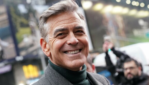 George Clooney viettää iltaansa turistien keskellä Midtownissa.
