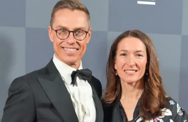 Presidenttipari valtiovierailulla – Suzanne sykähdyttää silkkisessä ökyiltapuvussa