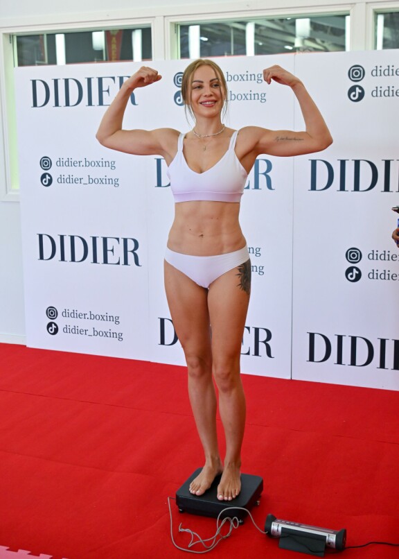 Erika Helin, 31, riisuutui punnitustilaisuudessa.