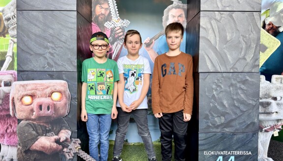 Noa (vas.), Onni ja Julius viihtyivät Minecraft-elokuvan kutsuvierasgaalassa.