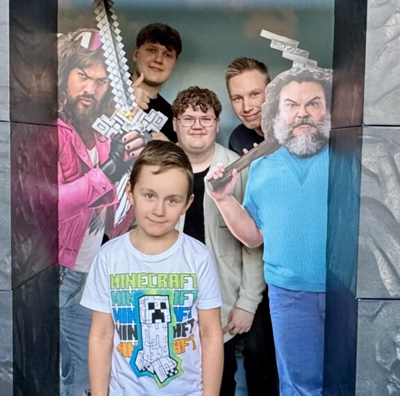 Onni pääsi samaan kuvaan tubettajatähtien Kakkuh (takana vas.), Applezzi ja MrRockis kanssa.