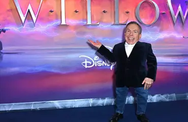 Lyhytkasvuinen näyttelijä Warwick Davis Katsolle huippuroolistaan: ”Olen joutunut salailemaan vuosia”