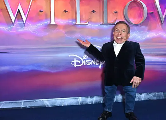Lyhytkasvuinen näyttelijä Warwick Davis Katsolle huippuroolistaan: ”Olen joutunut salailemaan vuosia”