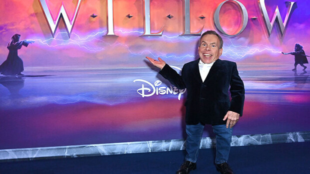 Lyhytkasvuinen näyttelijä Warwick Davis Katsolle huippuroolistaan: ”Olen joutunut salailemaan vuosia” davis
