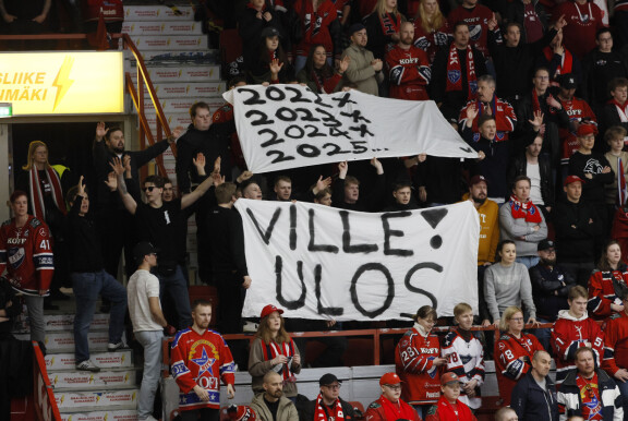 HIFK-fanit ovat vaatineet Ville Peltosen päätä vadille.