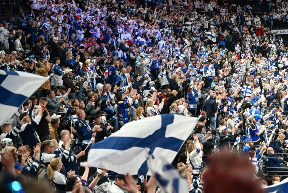 Suomi ja suomalaiset ovat viime vuosina tottuneet menestykseen muun muassa MM-kisoissa. Alpo Suhosen mukaan johtaminen ja valmennuskulttuuri eivät kuitenkaan ole tällä hetkellä kummoisia suomalaisessa jääkiekossa.