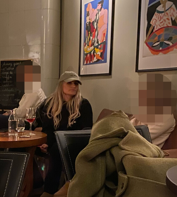 Mustaan oloasuun sonnustautunut Helena Koivu piti lippistä syvällä päässä. Helena joi illan aikana vettä.