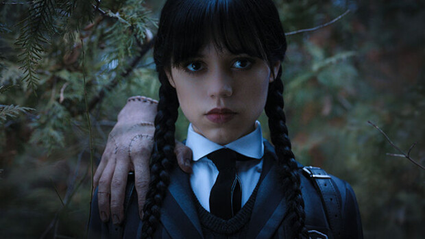 Tim Burton ohjasi ensimmäisen tv-sarjansa – Wednesday palauttaa rakastetun Addams Family -goottiperheen ruutuun Wednesday Jenna Ortega