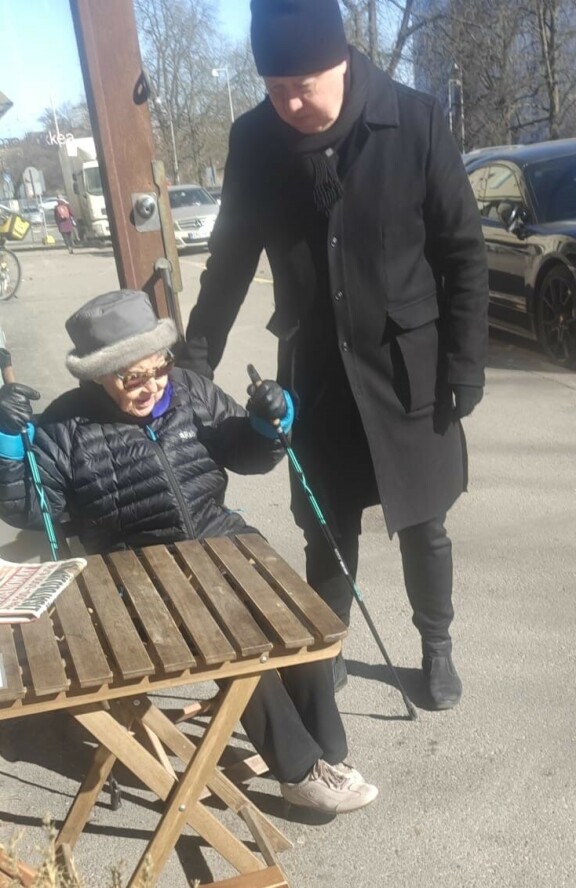 Eeva ja Marko nauttivat keväisestä Helsingistä.