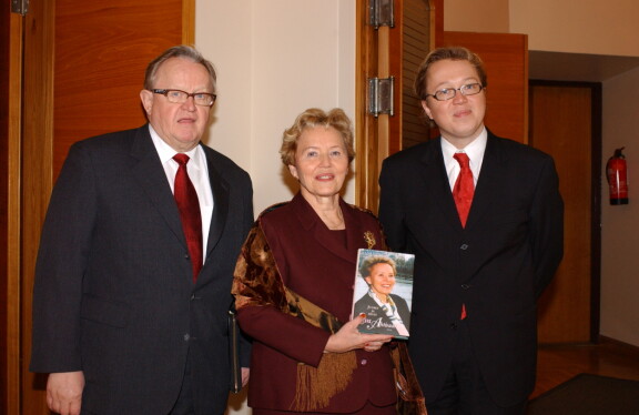 Martti, Eeva ja Marko Ahtisaari Eevan kirjan julkaisutilaisuudessa vuonna 2002.