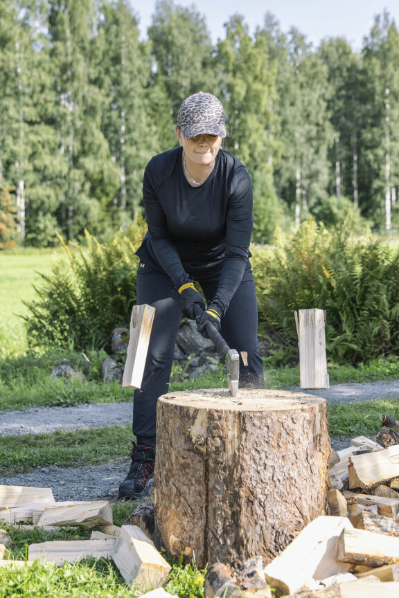 Aiemmin jaksossa Tuomas halasi Viiviä, kun tämä loukkasi itsensä hakatessaan halkoja. Halko lensi Viivin jalalle.
