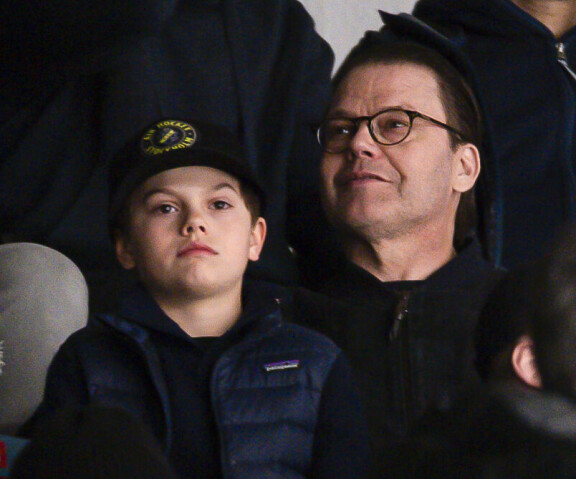 Oscar ja Daniel 'kotiareenallaan'. Onhan Danielin suosikkijoukkueen kotiareena nimeltään mukavasti Hovet, 'hovi'. Isä katsoo tilannetta, nuorempi prinssi on bongannut valokuvaajan ja katsoo tiukkana suoraan kameraan. Tältä isä tahtoo suojella lapsiaan ja viettää esimerkiksi tulossa olevan pääsiäisloman visusti mediakatveessa.