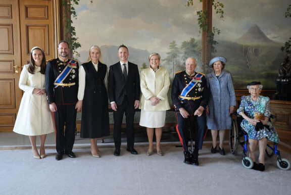 Koko valtiovierailuun osallistuva poppoo poseerasi virallisessa yhteiskuvassa aamutuimaan.