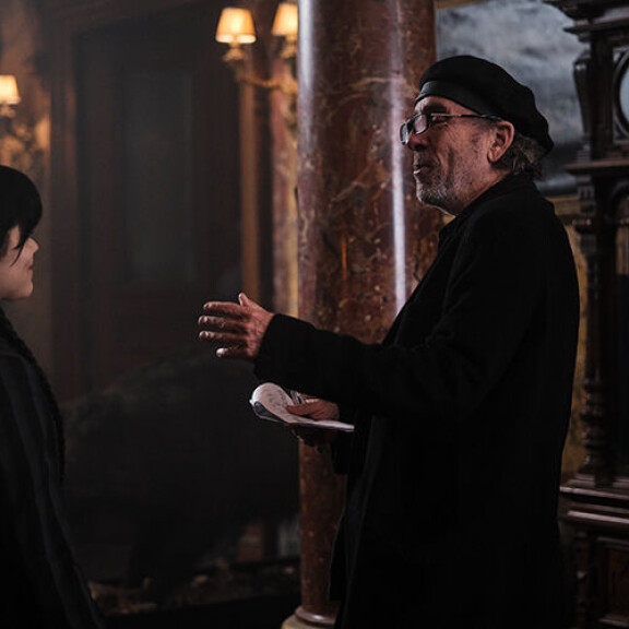 Tim Burton ohjasi ensimmäisen tv-sarjansa – Wednesday palauttaa rakastetun Addams Family -goottiperheen ruutuun Wednesday Tim Burton