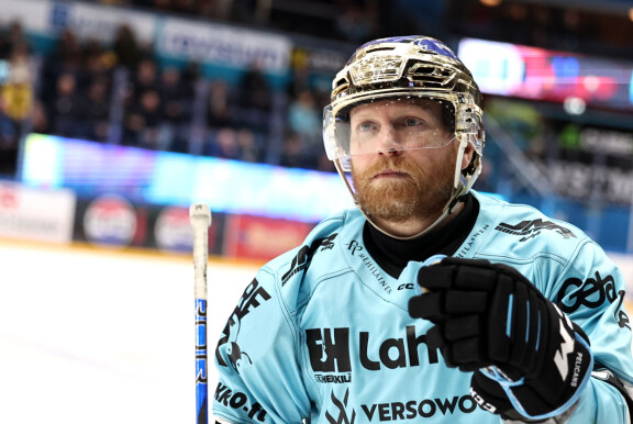 Pelicansin Ryan Lasch herkutteli Jokereiden verkkoon kammotehot 1+3.