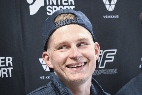 Remi Lindholm kävi välittömästi tykkäämässä Anamarija Lampicin bikinikuvasta.