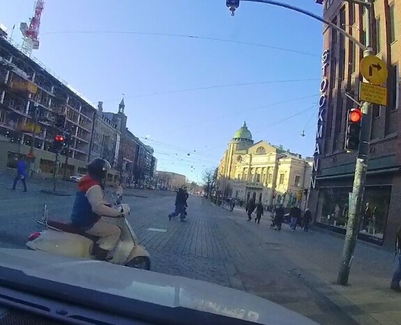Mikael kurvasi jarrutustilanteessa vaarallisesti auton keulan eteen vasemmalta.