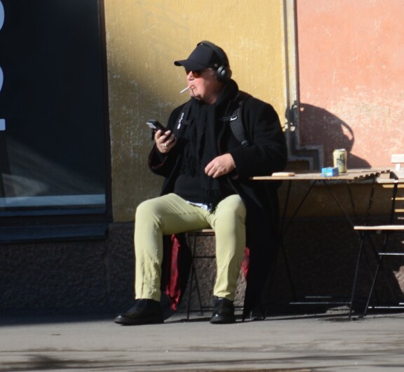 Kojo, puhelin, tupakka ja 'santtu'.