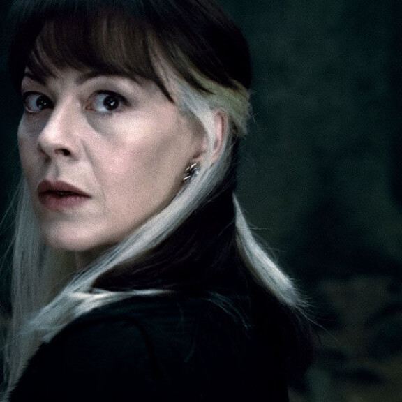 Helen McCrory (1968–2021) oli Draco Malfoyn (Tom Felton) äiti Narcissa Malfoy. Sisäkuva