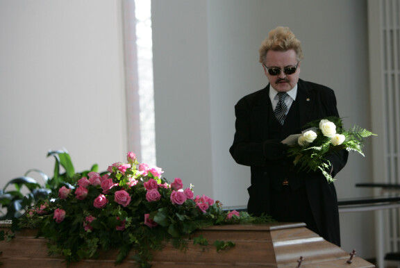 2008 Juhan osallistui ystävänsä Jyrki Hämäläisen siunaustilaisuuteen.