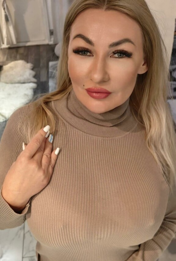 Marika tekee rohkeaa sisältöä OnlyFansiin.