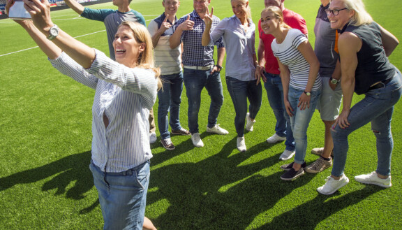 Selfietä ottava Mikaela on osallistunut aiemmin muun muassa Mestarien mestarit -ohjelmaan.