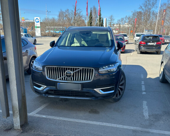 Toni ei jättänyt vierustovereilleen erityisen paljon tilaa.