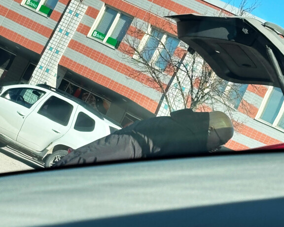Toni täytti autonsa takaonttia ostoksillaan.