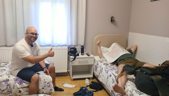 Joonas herää ruokamrykytyksen jälkeen uuteen päivään.