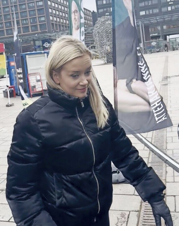 Sofia Virta vältteli Seiskan toimittajaa perjantaina 11. huhtikuuta järjestetyssä vaalitilaisuudessa.
