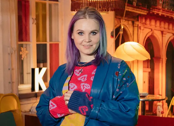 Näyttelijäperheen tytär Ella Lymi tähdittää uutuussarjaa Kaverikirja – ”En halua luoda liian silotellun kaunista kuvaa itsestäni” 