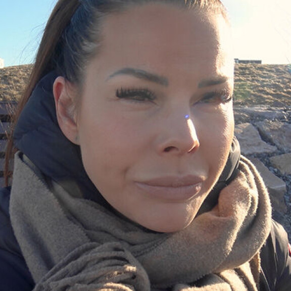 Gossip Moms Suomi: Suvi Pitkänen kuulee järkyttävän suru-uutisen Dubaissa – ”Mun veli kuoli viime yönä” Gossip Moms Suomi Suvi Pitkänen