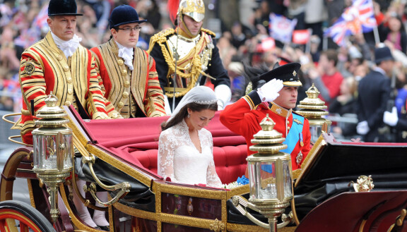 William ja Kate poistuivat kirkolta näyttävästi.