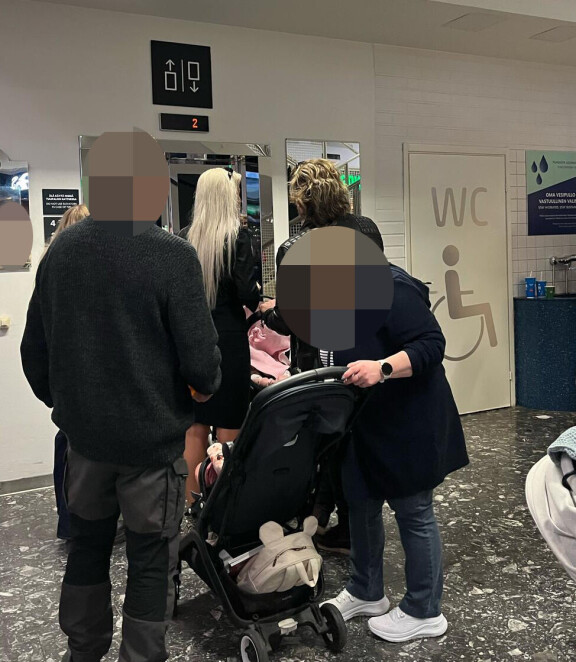 Seiskan lukija jonotti hisseille Helsingin Messukeskuksessa. Hänen mukaansa Iida Vainio ja Archie Cruz eivät tehneet muille tilaa hississä.