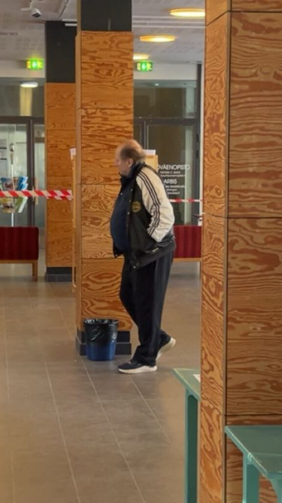 Tami saapui äänestyspaikalle rennossa asussa.