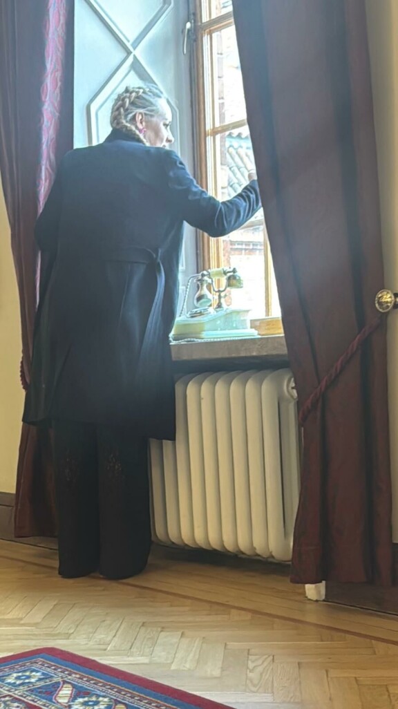 Auri kurkkasi ulos, kun palokunta tuli paikalle.