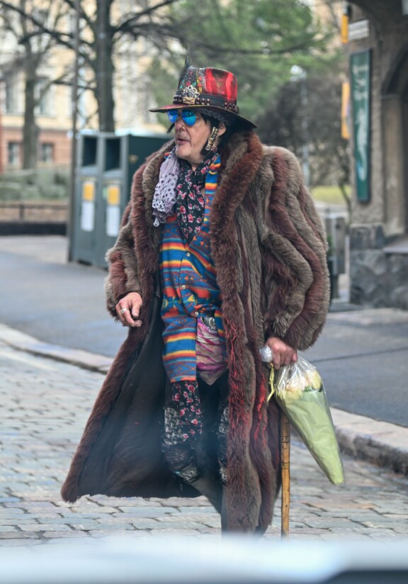 Andy oli pukeutunut muhkeaan turkkiin.