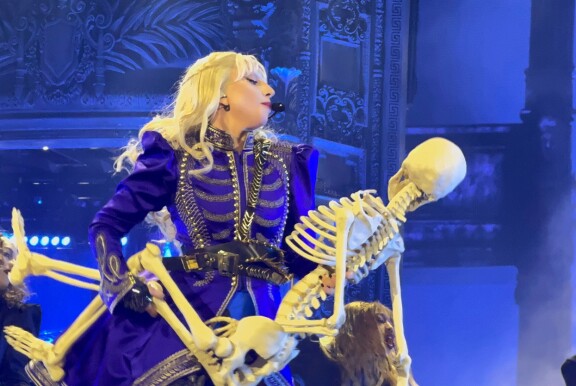 Gaga tanssitti luurankoja teatraalisesti tanssin aikana.