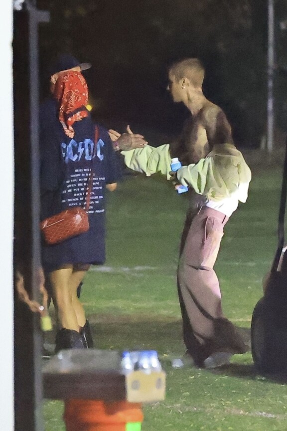 Aavikolla lienee ollut vielä yölläkin lämmintä, sillä Justin heitti takkinsa pois kesken bileiden.