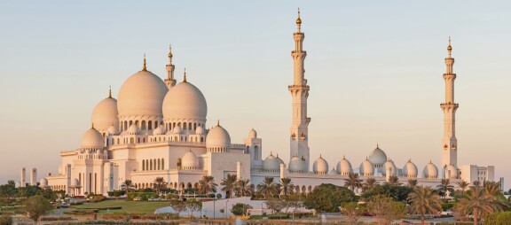 Sheikki Zayed oli Arabiemiraattien perustaja, jonka mukaan suurmoskeija on nimetty.
